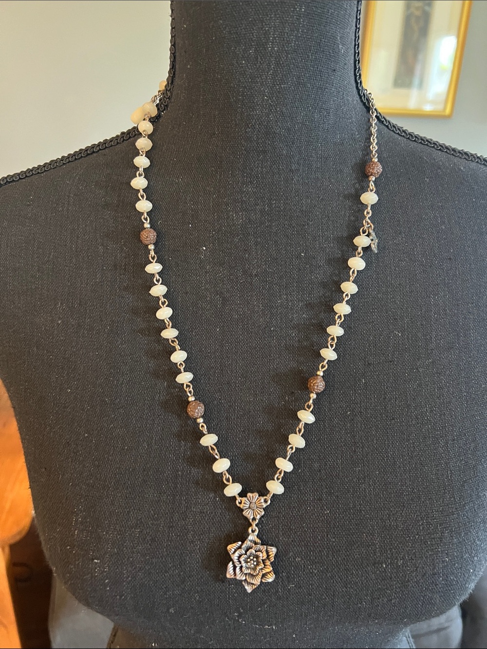 Lucky brand, vintage, Y2K Silver-Tone Floral Pendant Beaded Necklace in White